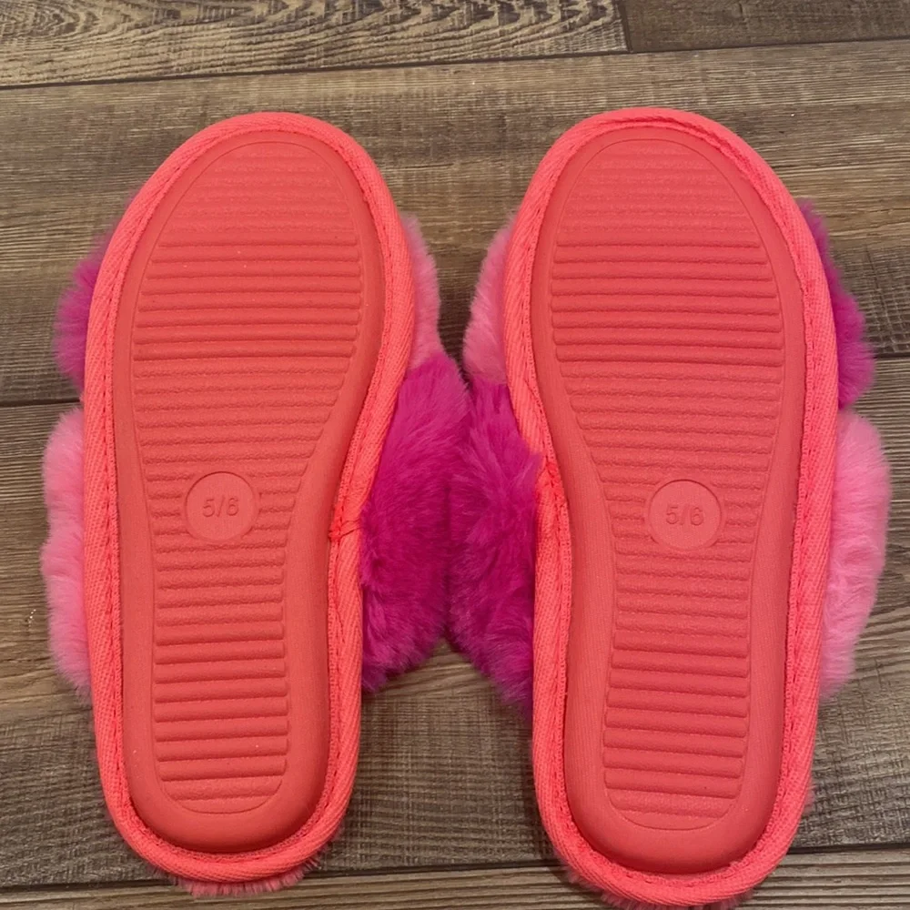 🌟NWOT🌟 Hot Pink Fuzzy Crossed Open Toe Slippers- STARS ABOVE - Picture 2 of 5
